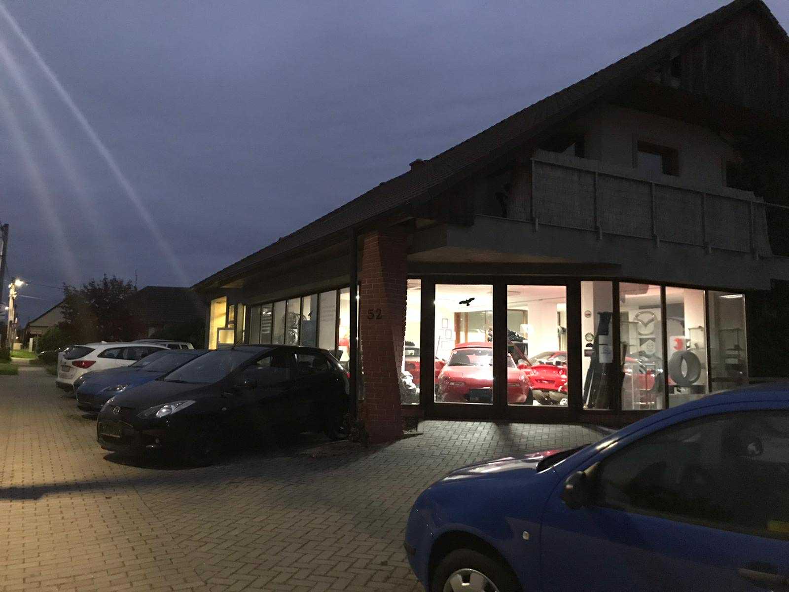 autocentrum Dobelice-budova autoservisu s parkovištěm před vchodem